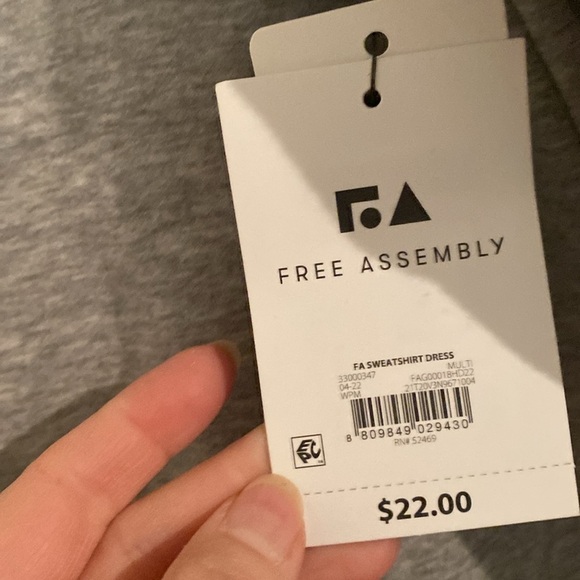 free Assembly sweatshirt dress with little crinkle at the bottom - Picture 6 of 7